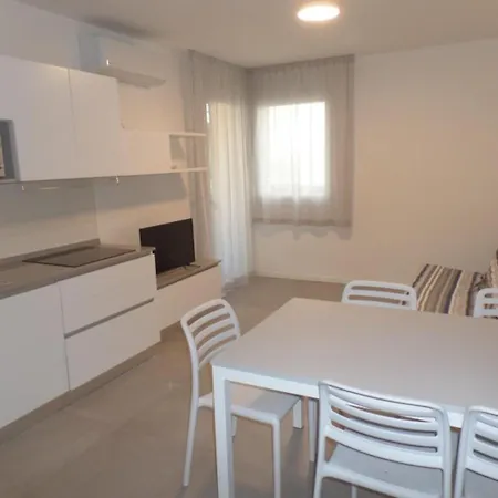 Newly Constructed With Pool And Hot Tub Apartment