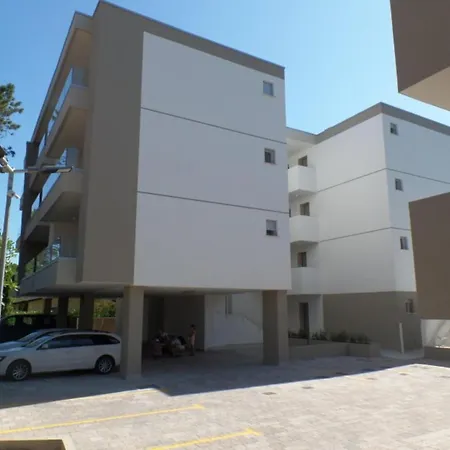 Apartment Newly Constructed With Pool And Hot Tub