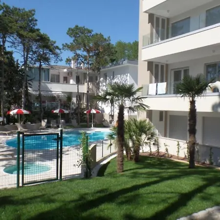 Newly Constructed With Pool And Hot Tub