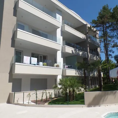 Newly Constructed With Pool And Hot Tub Apartment